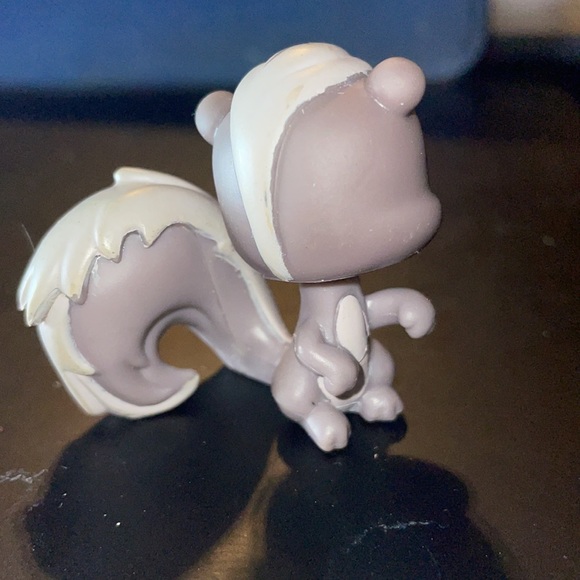 Littlest Pet Shop LPS #484 Gray Squirrel Skunk, blue raindrop eyes 2007 - Picture 4 of 8